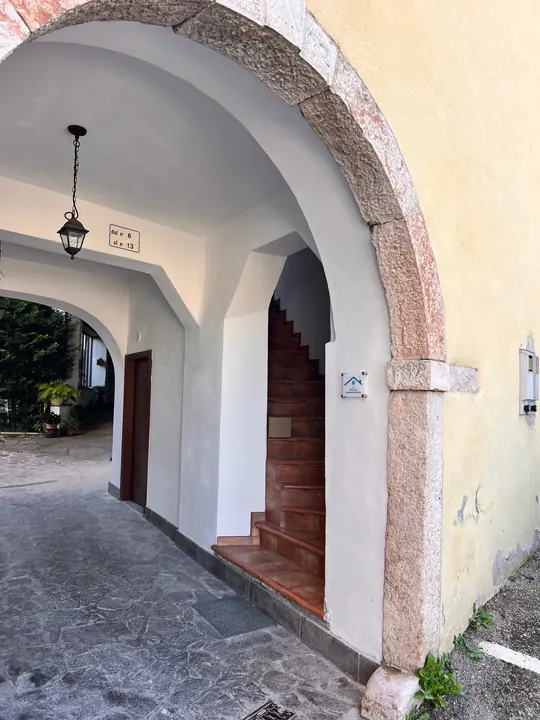 Ingresso e Scala. Esterno di Casa Nausicaa a Costasavina, Pergine Valsugana