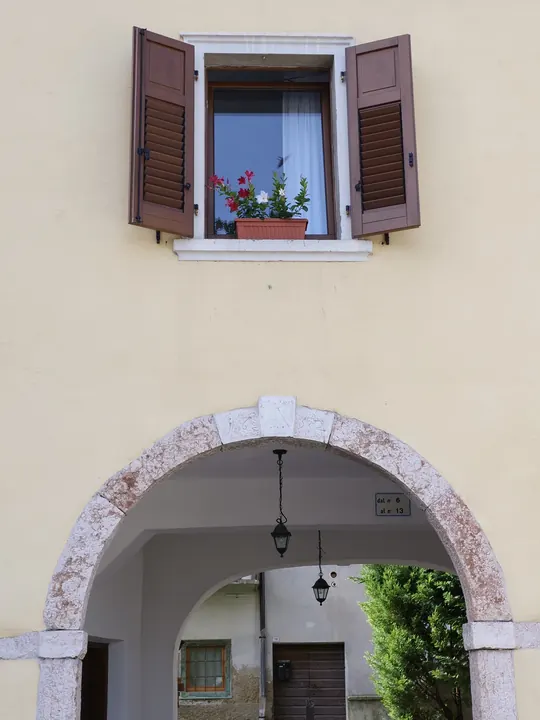 Fronte Corte. Esterno di Casa Nausicaa a Costasavina, Pergine Valsugana
