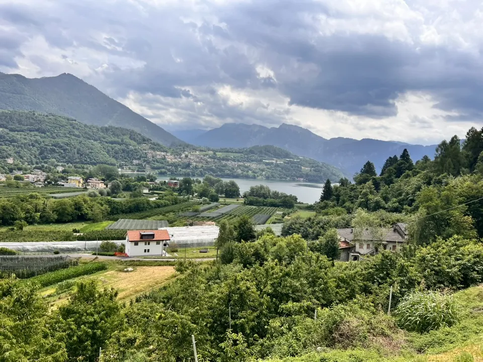 Vista Lago Caldonazzo. Vista dei dintorni da Casa Nausicaa a Costasavina, Pergine Valsugana
